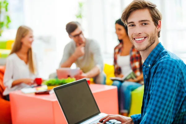 Mann arbeitet am Laptop — Stockfoto