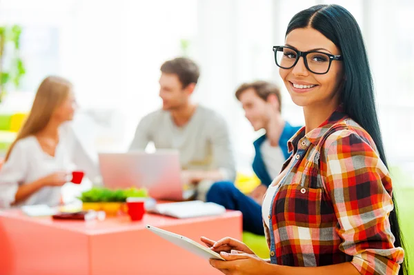 Woman working on digital tablet — Stock Photo, Image