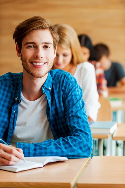 Hombre escribiendo en bloc de notas en el aula — Foto de Stock