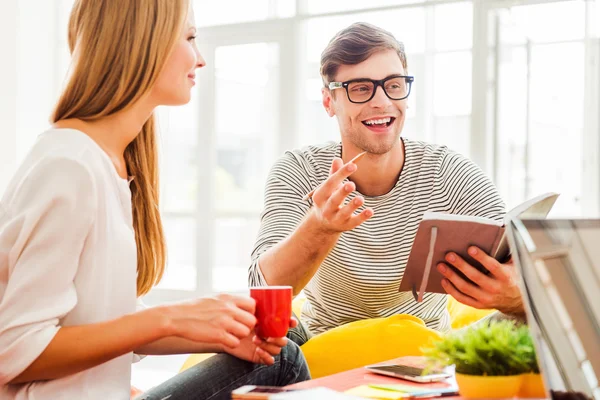 Man håller anteckningsblock och gester — Stockfoto