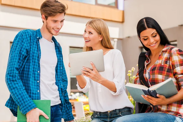 Frau zeigt Mann digitales Tablet — Stockfoto