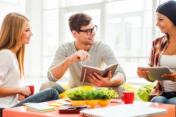 Persone che lavorano sedute nell'area di riposo dell'ufficio — Foto Stock