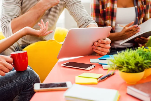 Junge Menschen arbeiten zusammen — Stockfoto