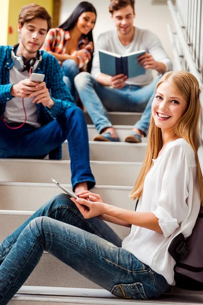 Vrouw met digitale tablet — Stockfoto