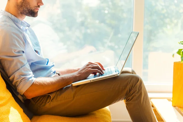 Junger Mann arbeitet am Laptop — Stockfoto