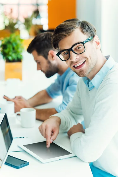 Jonge man aan het werk op digitale Tablet PC — Stockfoto