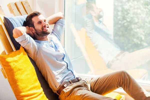 Man in rest area of office — Stock Photo, Image