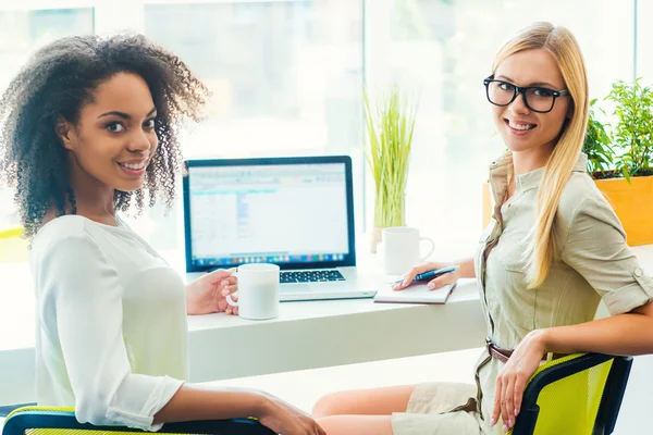 Donne sedute sul posto di lavoro — Foto Stock