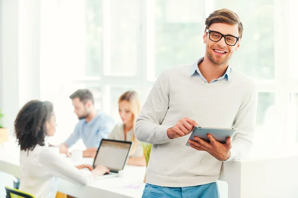 Man håller digital tablet med kollegor — Stockfoto