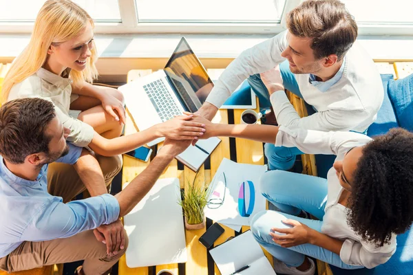 Mensen houden handen geklemd — Stockfoto