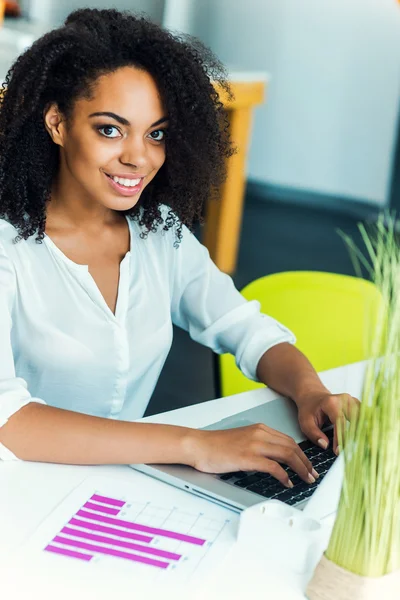 Afrikansk kvinna som arbetar på laptop — Stockfoto