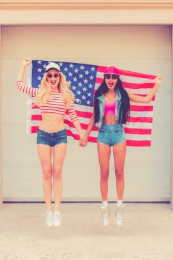 atlama sırasında Amerikan bayrağı tutan kadın