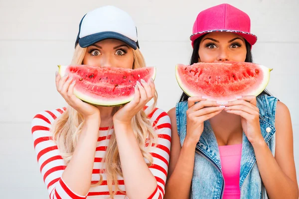 Vrouwen houden segmenten van watermeloen — Stockfoto