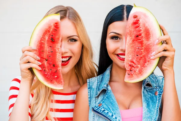 Vrouwen houden segmenten van watermeloen — Stockfoto
