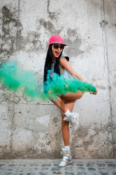 Tornando o mundo mais brilhante. Comprimento total de alegre jovem mulher hol — Fotografia de Stock