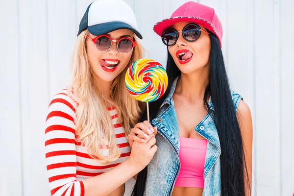 Jonge vrouwen houden grote lolly — Stockfoto