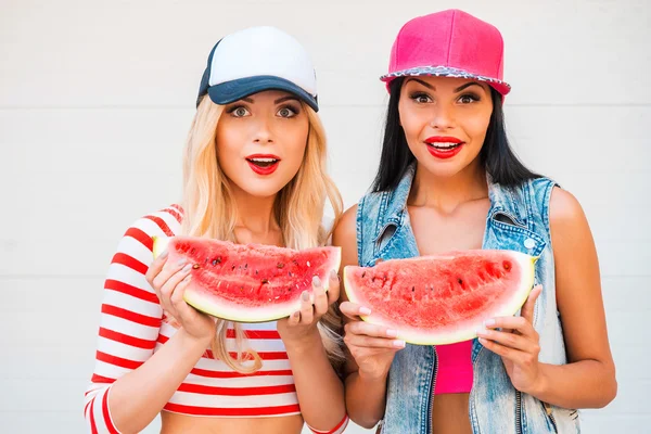 Surprised women holding slices of watermel — Stock Photo, Image