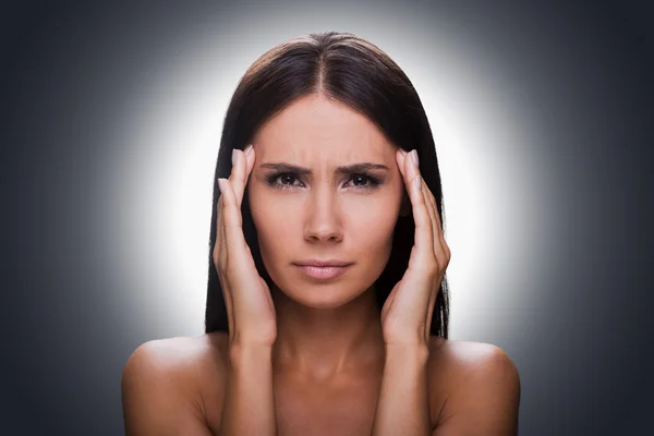 Frustrata giovane donna senza maglietta — Foto Stock