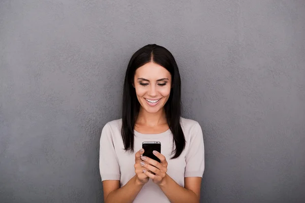 Akıllı telefon tutan genç bir kadın. — Stok fotoğraf