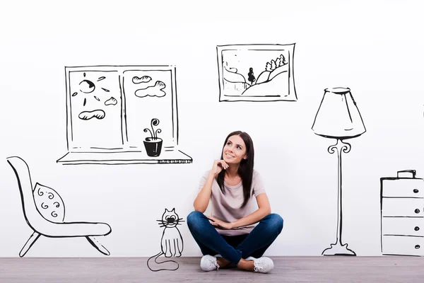 Mujer mirando el boceto en la pared — Foto de Stock