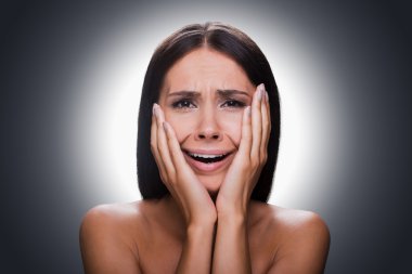 sinir bozucu genç üstsüz kadın