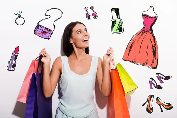 Mulher no vestido carregando sacos de compras — Fotografia de Stock