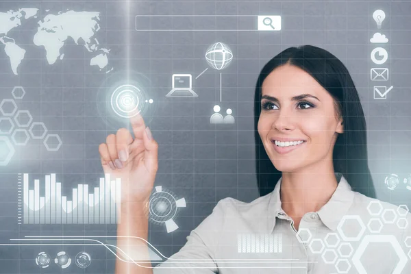 Mujer tocando pantalla transparente — Foto de Stock