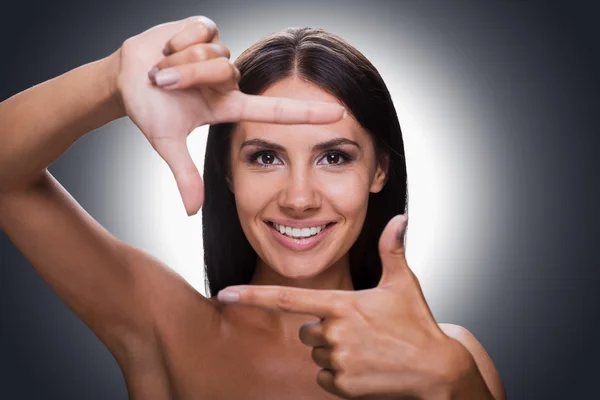 Senza maglietta donna gesticolando dita telaio — Foto Stock