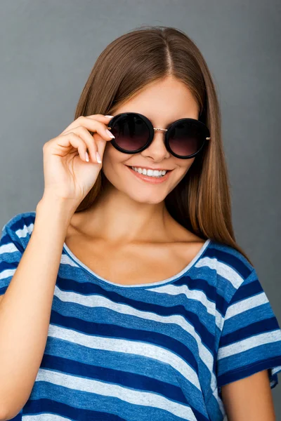 Giovane donna allegra regolazione occhiali — Foto Stock