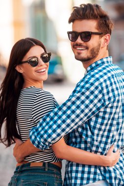 sevgi dolu çift kucaklayan