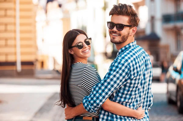 Glimlachend jonge liefdevolle paar omarmen — Stockfoto