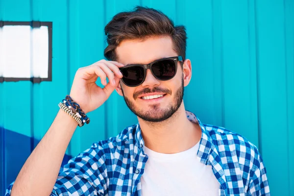 Joven ajustando sus gafas —  Fotos de Stock