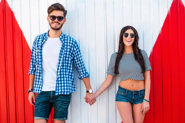 Jonge liefdevol paar bedrijf handen — Stockfoto