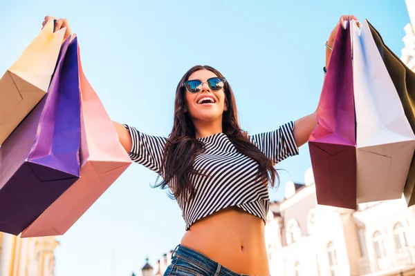 Mujer feliz estirando bolsas de compras — Foto de Stock