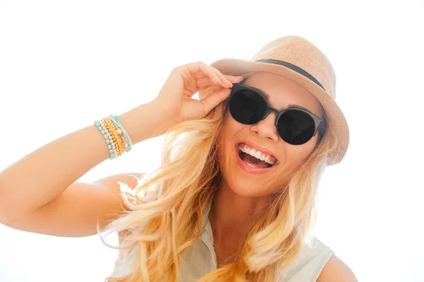 Mujer joven ajustando gafas — Foto de Stock