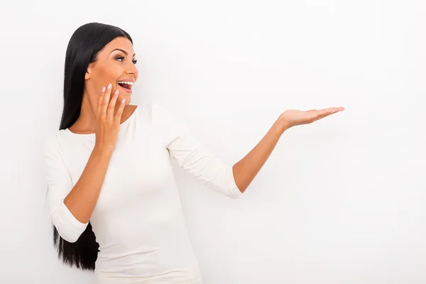 Young woman holding copy space — Stock Photo, Image