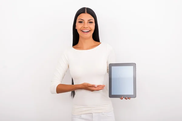 Mujer sosteniendo la tableta digital y señalándola — Foto de Stock