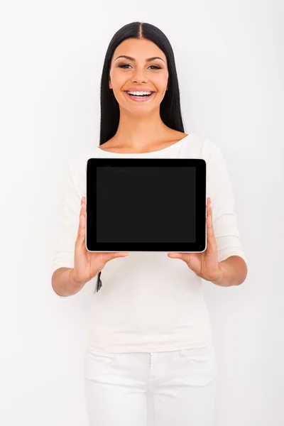 Mujer estiramiento de la tableta digital — Foto de Stock