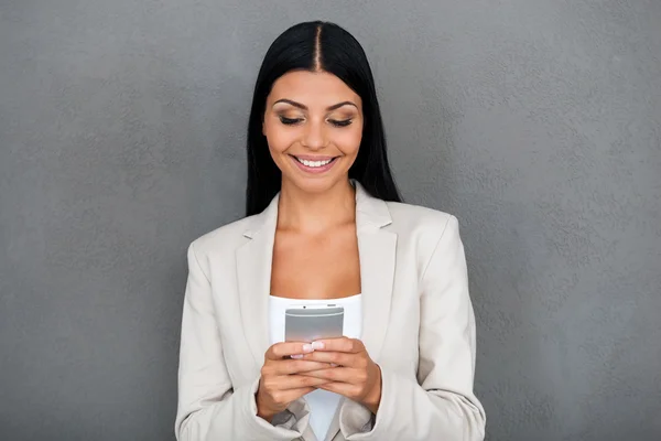 Empresaria sosteniendo teléfono móvil — Foto de Stock