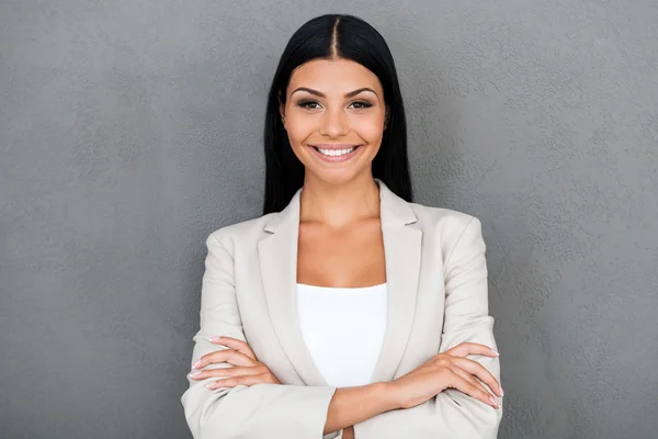 Businesswoman keeping arms crossed — Stock Photo, Image