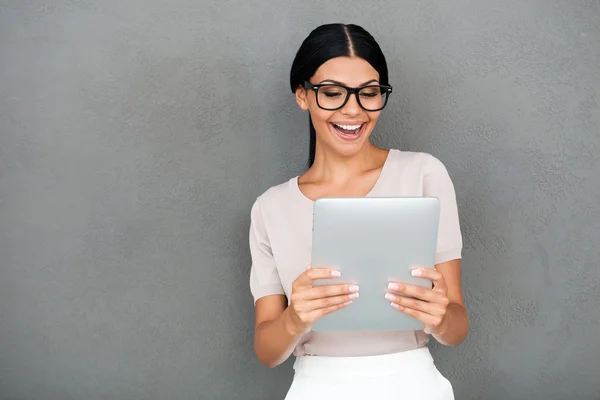 Empresária alegre segurando tablet digital — Fotografia de Stock