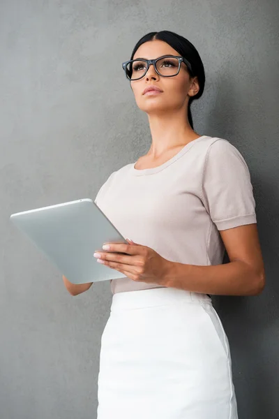 Zakenvrouw met digitale tablet — Stockfoto