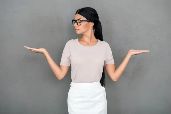 Businesswoman holding copy spaces on her hands — Stockfoto