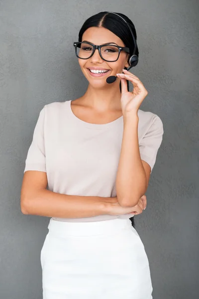 Smiling young female customer service — Stock fotografie