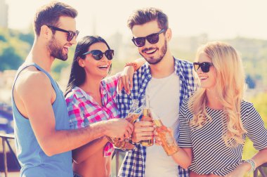 tungur şişe bira ile gençler