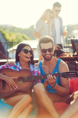 adam gitar çalmayı kız arkadaşı öğretim
