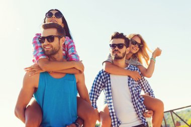 genç adam onların kız omuzlarında taşıyan