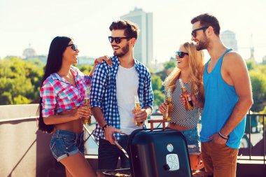 şişe bira ile tutarak ve barbecuin insanlar