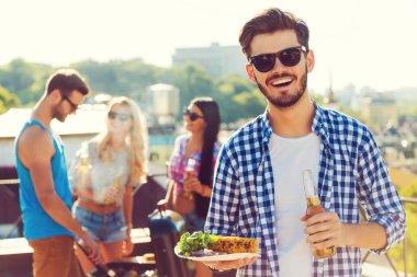bira ve plaka gıda ile tutan adam
