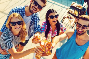 tungur şişe bira ile gençler